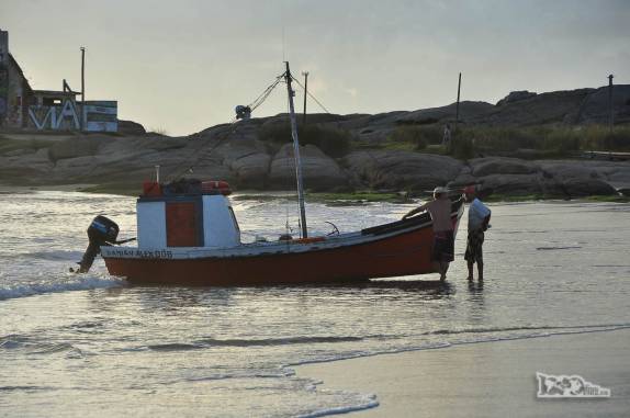 O dia nasce e os barcos de pesca já saem ao mar, em Punta del Diablo, no litoral do Uruguai